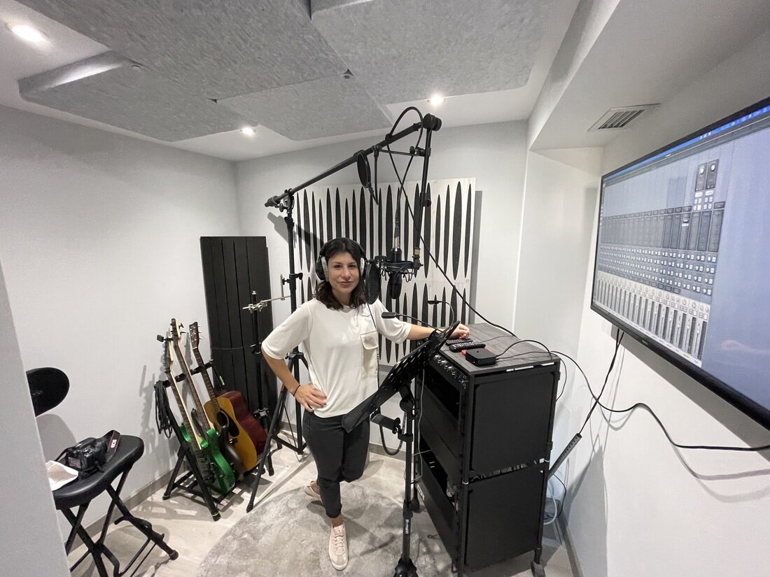 Vocal booth at Graba Music Studio — microphone, acoustic treatment and guitars
